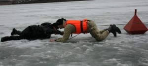 К провалившемуся под лёд нужно подползать.