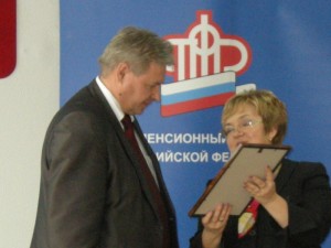Ольга Шубина вручает диплом Сергею Щекалёву