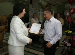 Т. Гордеева вручает сертификаты участникам
