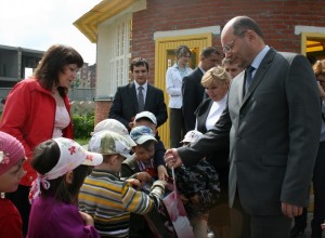 А. Мишарин вручает подарки детям