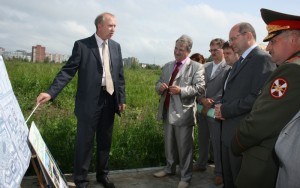 О. Новиков рассказывает губернатору о планах строительства в городе