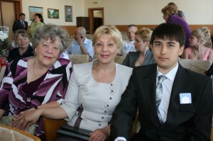 Золотой медалист А. Кохановский с мамой и бабушкой