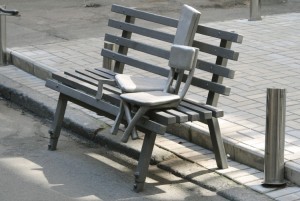 скамейка с отдыхающими на ней стульчиками в Киеве