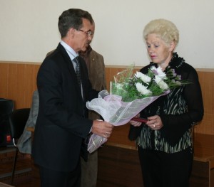 В.Румянцев вручает вдове героя, Галине Абрамовой, орден и цветы