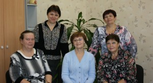 (слева направо) в первом ряду:   Н.Г.Гришина, Н.В.Накарякова, Л.П.Сутягина, во втором ряду М.В.Цыбина, В.П.Муха