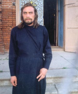 Отец Михаил Шавриков у Ёлкинской церкви.