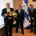 Евгения Мирошкина поздравляют глава округа Виктор Гришин и глава администрации Василий Румянцев.