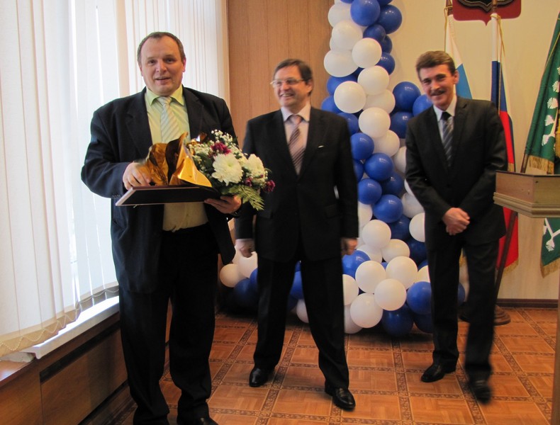 Евгения Мирошкина поздравляют глава округа Виктор Гришин и глава администрации Василий Румянцев.