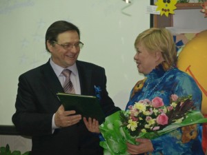 В. Гришин поздравляет Л. Нежданову