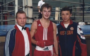 В центре Павел Деревянко, слева тренер Петр Морилов.