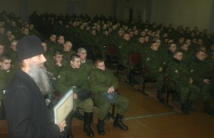 Военнослужащих поздавляет иерей Сергей Кабанов