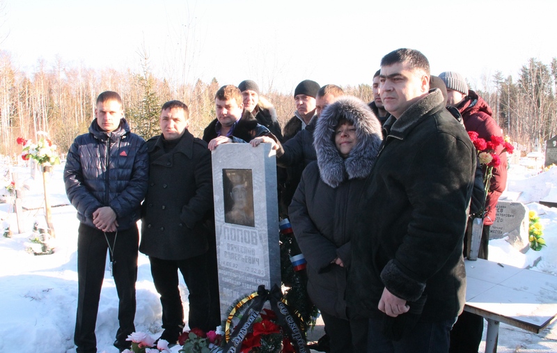Друзья и мама елена Викторовна у могилы Вячеслава Попова