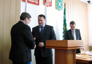 В. Гришин вручает удостоверение депутата Е. Гущину