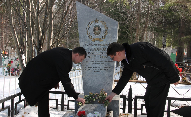 К. Кравченко и М. Фомичев возлагают цветы