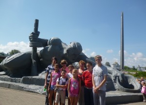 Участники экспедиции у монумента "Жажда"