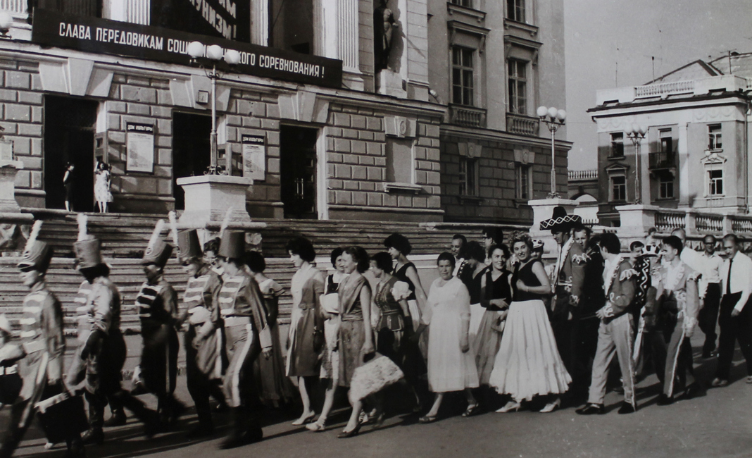 1965 год праздник Мы строим коммунизм, парад участников художественной самодеятельности