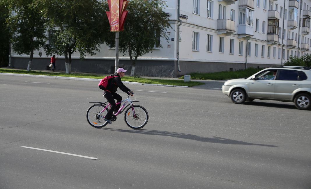 Можно переезжать пешеходный переход на велосипеде. Спешиться с велосипеда на переходе. Пешеходы ведущие велосипед. Лицо ведущее велосипед. Регистрация велосипеда.