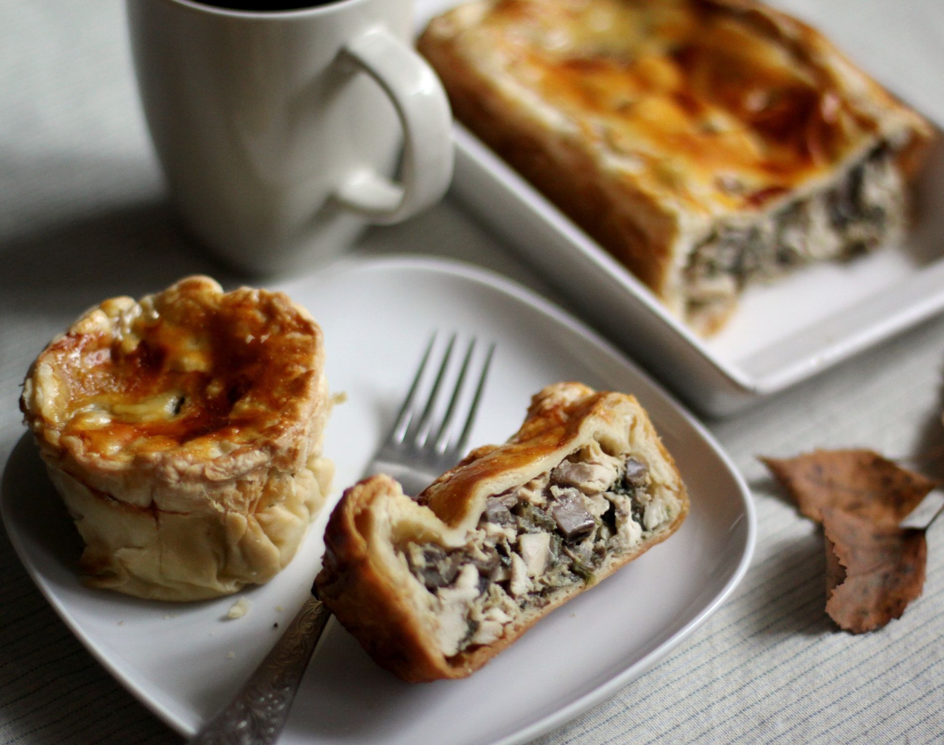 Закрытые пироги с грибами и курицей