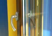 Коммунальщики призывают не оставлять надолго открытыми окна квартир