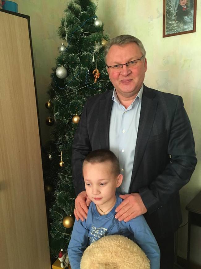 Сергей Никонов посетил на дому семьи лесничан, которые воспитывают детей с ограниченными возможностями здоровья, и лично вручил новогодние подарки ребятам