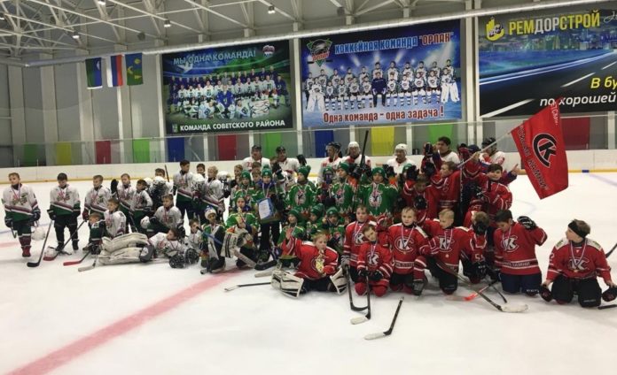 Хоккей в валенках афиша. Турнир по хоккею в валенках. Химик воскресенск 2006. Афиша хоккей. Детский хоккейный турнир афиша.