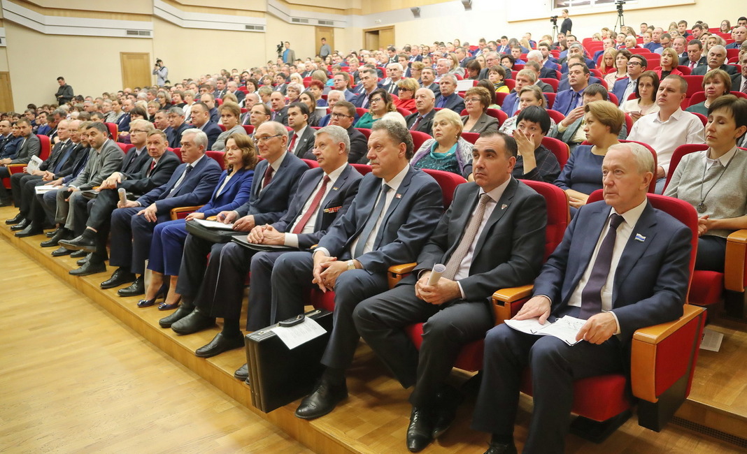 Участники второго заседания Ассамблеи Свердловского регионального объединения «Депутатская вертикаль».