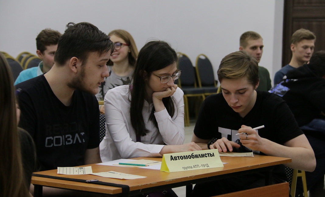 Лекция в поликлинике со студентами. Ученые тюменского университета. Медицинская фотосессия студенты. Подростки в школе. Омгму лечебный факультет.