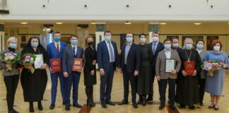 В преддверии Дня добровольца Сергей Бидонько вручил награды губернатора благотворителям за помощь во время пандемии