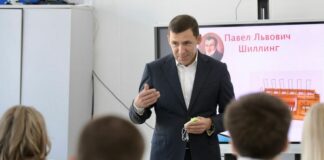 Евгений Куйвашев в День знаний рассказал 11-классникам школы в Белокаменном о нужных для региона профессиях будущего
