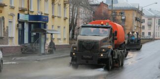 Коммунальщики чистят Лесной от грязи