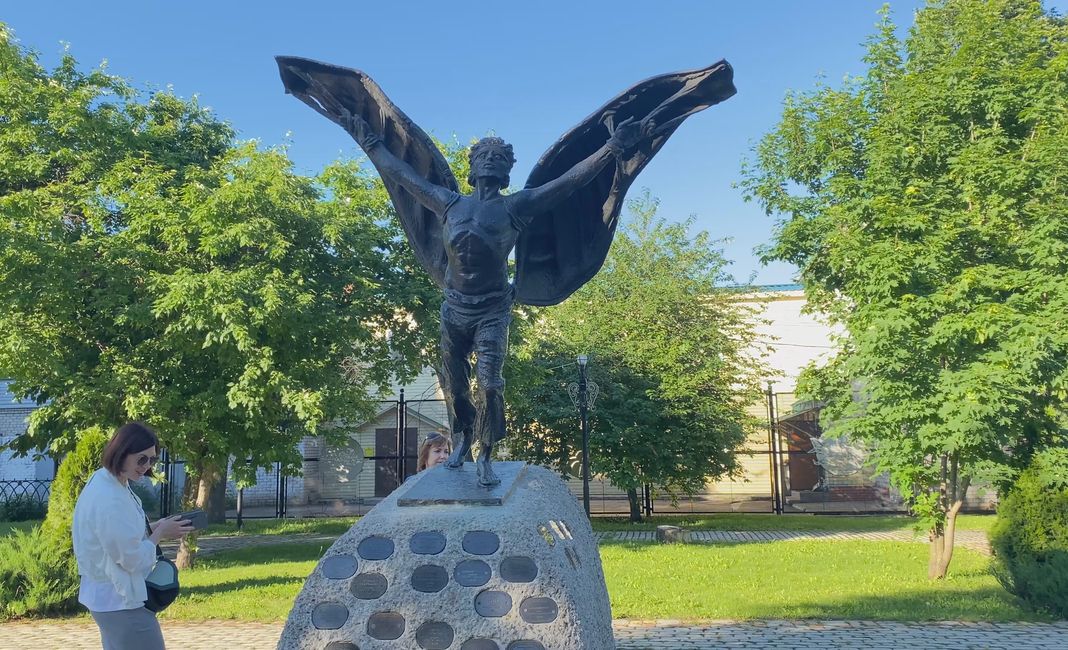 ангел картинки. гагарин цитаты про космос. человек с крыльями. когда в товарищах согласья нет на лад их дело не пойдет. афоризмы в баснях крылова.