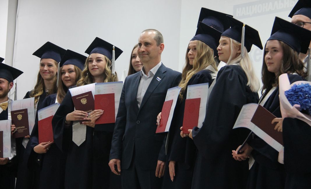 Выпускники магистратуры. Бакалавр 8. Выпускники магистратуры вшэ. Бакалавр 8. Мантии магистра юфу.