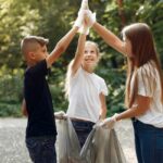 дети убирают мусор