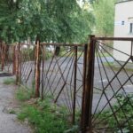 Сиротина 4а забор