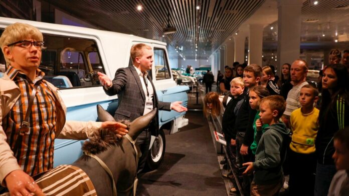 Детям рассказали и об автомобилях из советского кино.