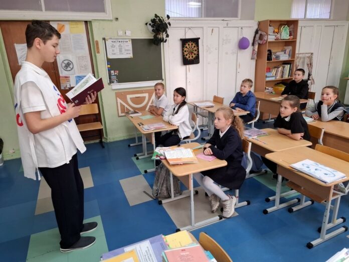 Марафон громких чтений для младшеклассников проводит волонтёр Николай Горюнов