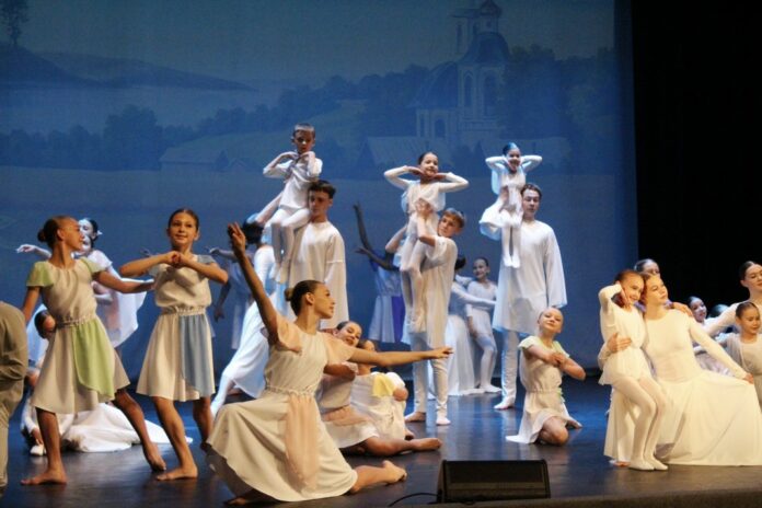 Первый аккорд слёта – танец «Родина».