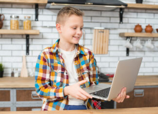 Детям обещают призы в онлайн-играх, после 45 – звонят из «ЖКХ»