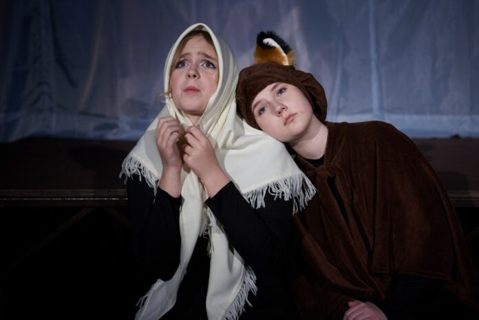 Варвара Шкабурскова (баба Капа) и Валерия Шабурова (кошка Анфиса).