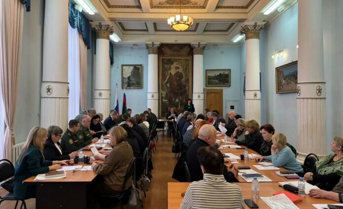 Заседание круглого стола в Доме офицеров.