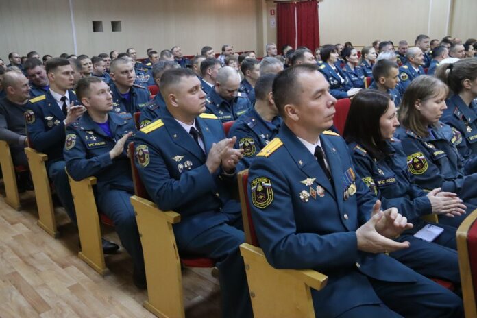 Участники торжественного собрания.