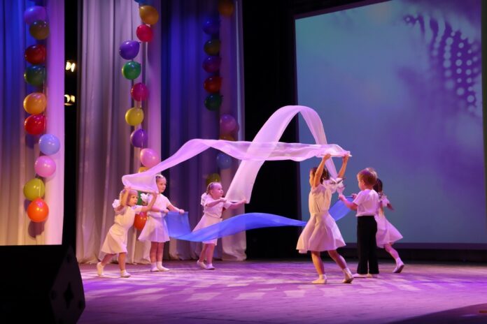 Малыши из детского сада «Светлячок» показали танцевальный номер с полотнами.