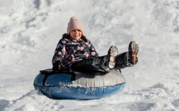 «Опасное веселье»: какой штраф ждёт за катание на «ватрушке» за машиной