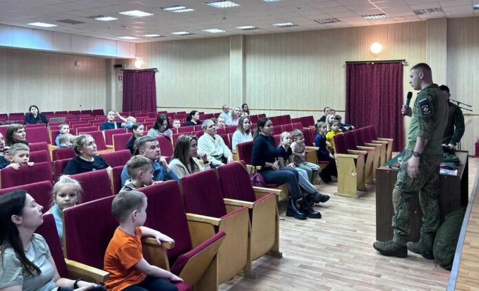 Семейка в библиотеке — копия