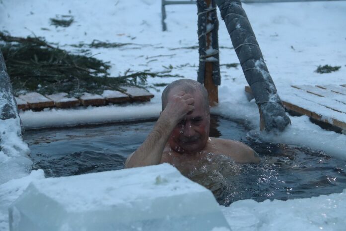 Александр Старков уже четвёртый год участвует в крещенских купаниях.