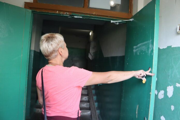 подъезд ремонт дверь