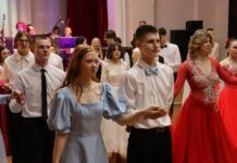 Когда пленяет вихорь бальный и шевелит мерцанье свеч…