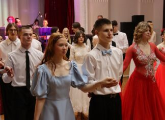 Когда пленяет вихорь бальный и шевелит мерцанье свеч…