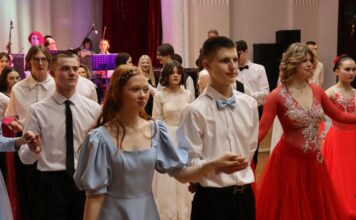 Когда пленяет вихорь бальный и шевелит мерцанье свеч…