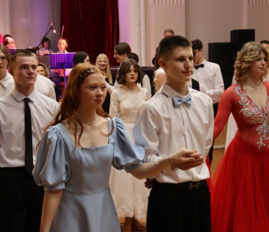 Когда пленяет вихорь бальный и шевелит мерцанье свеч…